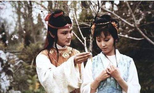 红楼梦里,宝黛初见,贾宝玉为何没有理睬林黛玉?