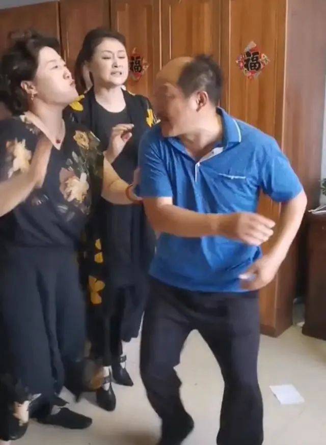 谢大脚和谢广坤打起来了!