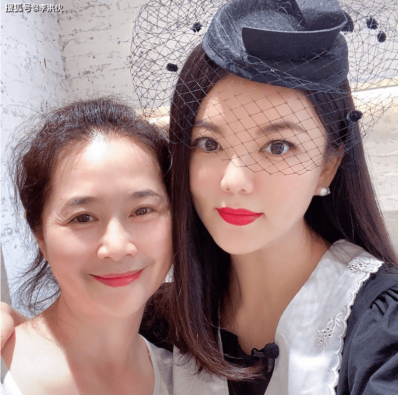 李湘瘦身成功,英伦风打扮贵妇范十足,与老东家再合作难掩兴奋