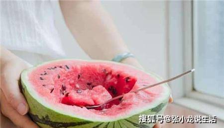 夏天里爱不释手的西瓜,到底是减肥还是增肥?现在知道还不晚
