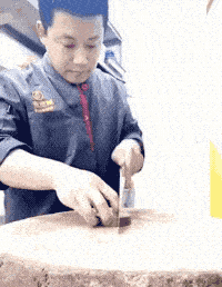 搞笑GIF:大嫂在大哥的指导下第一次学骑电动车,有点小激动