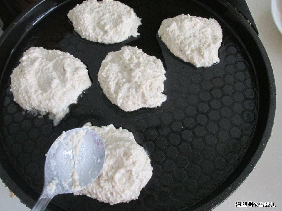 这饼不用面粉不揉面,简单易做营养高,喧软好吃全家都喜欢,真香