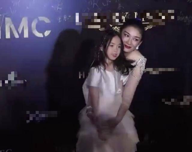 黄奕带女儿亮相红毯容光焕发,自称前夫判刑后,没什么太大感觉