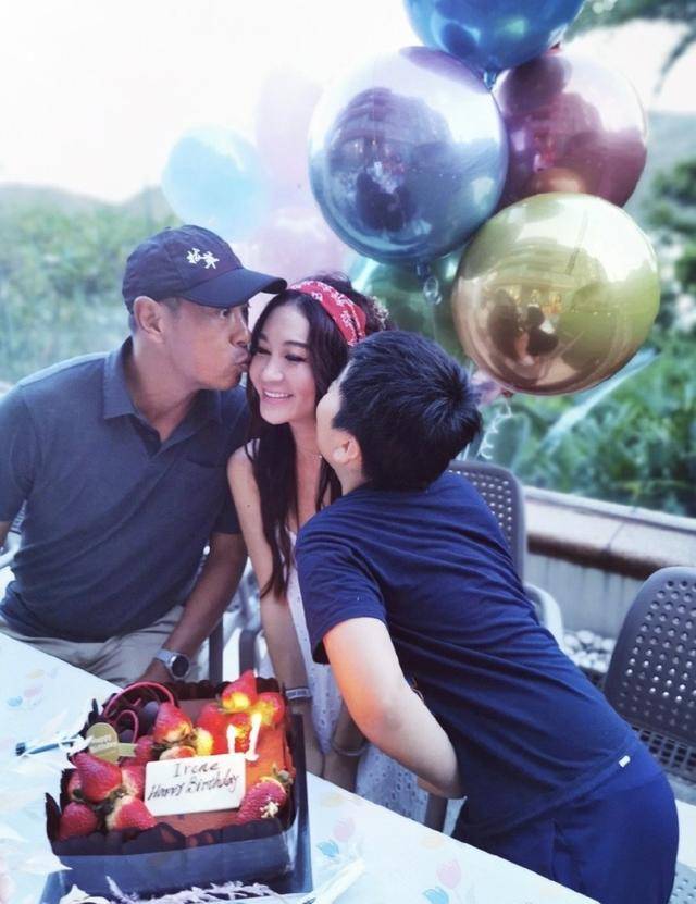 温碧霞54岁生日,丈夫养子左右献吻,何祖光皮肤黝黑毫无富豪气质