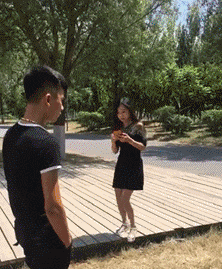 搞笑GIF趣图:小伙子,都被蛰成这样了,你是怎么笑出来的!