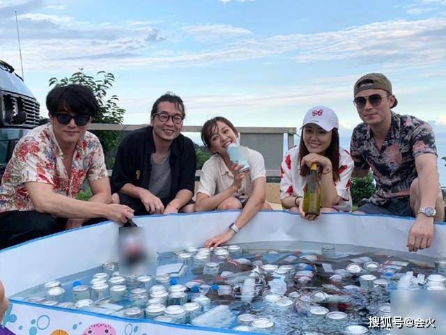 林心如戴满钻项链自拍,素颜出镜皮肤紧绷,壕气为女儿买亿元珠宝
