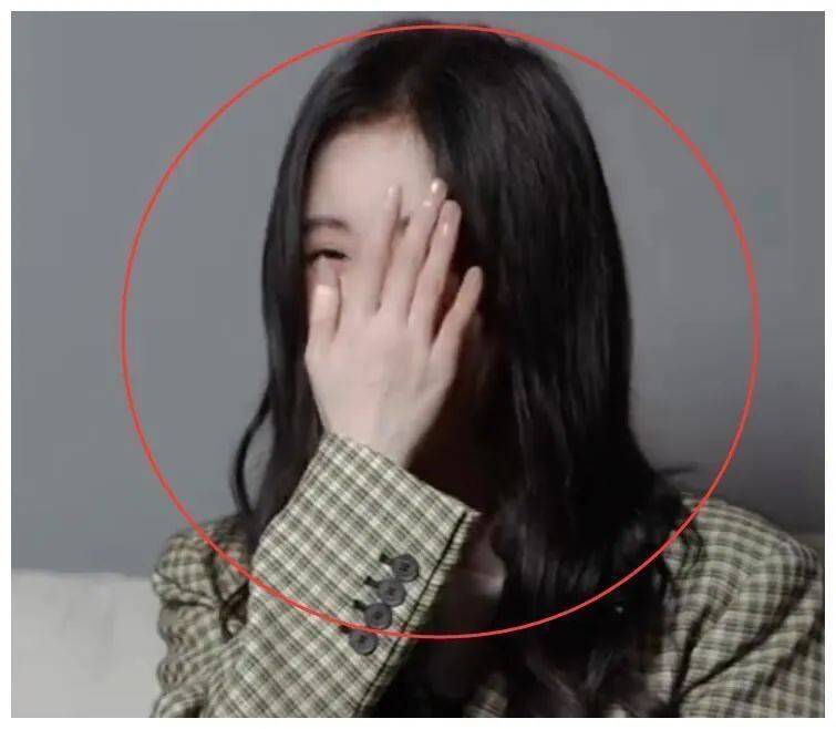鞠婧祎为什么大笑总是捂嘴?高清特写下大笑的她脸太可怕!