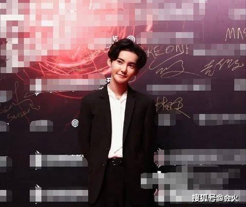 男网红宣布变性,女装多年撞脸多位明星,未修图五官歪斜被指照骗