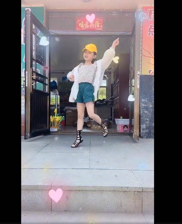 《乡村爱情13》谢腾凤跳《无价之姐》,小姑娘越长越好看了!