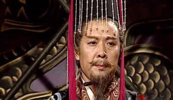 刘备称帝后,汉献帝仰天大笑三声,说了3个字,捅破刘备的真面目