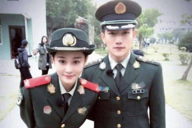 张馨予做公益首次挑战当主持人,与尹颂同台,一身白色正装气质佳