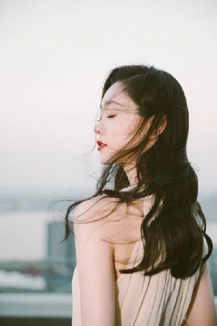 宋轶妩媚风情太性感迷人!难怪从配角于曼丽逆袭走红