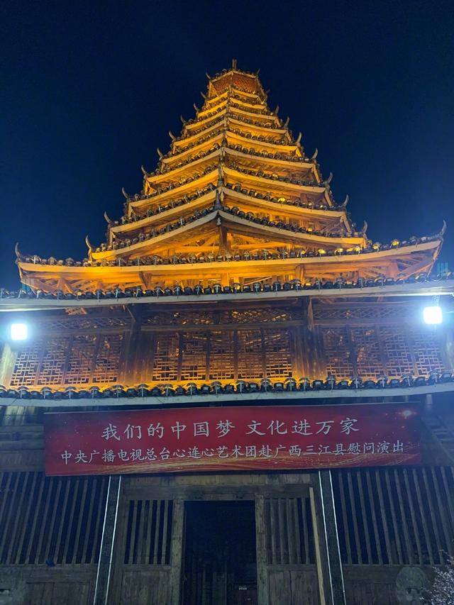 张馨予做公益首次挑战当主持人,与尹颂同台,一身白色正装气质佳