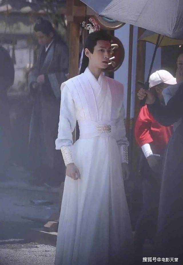 罗云熙撒娇?《皓衣行》片场与陈飞宇四目相对,玩的好开心