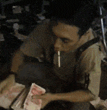 搞笑GIF:抱着新娘在网吧里打游戏,真不明白现在人的思想了!