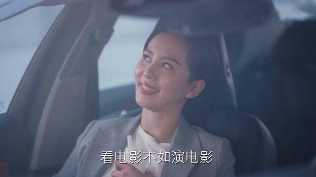 刘诗诗花絮曝光,牛仔套装超飒,配音坐姿霸气为剧内李思雨同款