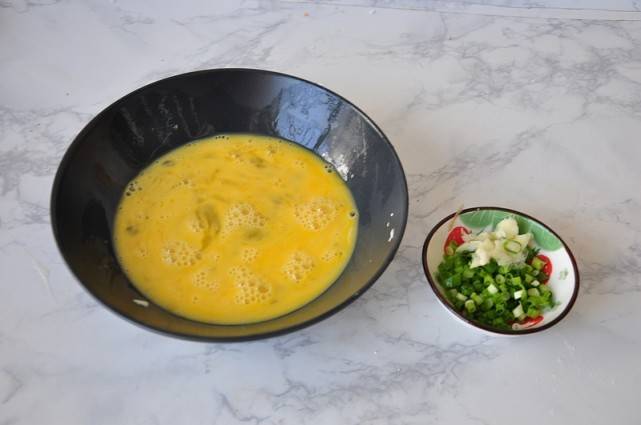 两个鸡蛋一把菌菇,放在一起煎一煎,这样的早餐又香又鲜