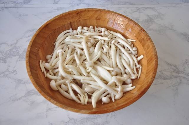 两个鸡蛋一把菌菇,放在一起煎一煎,这样的早餐又香又鲜