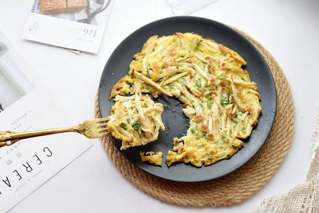 两个鸡蛋一把菌菇,放在一起煎一煎,这样的早餐又香又鲜