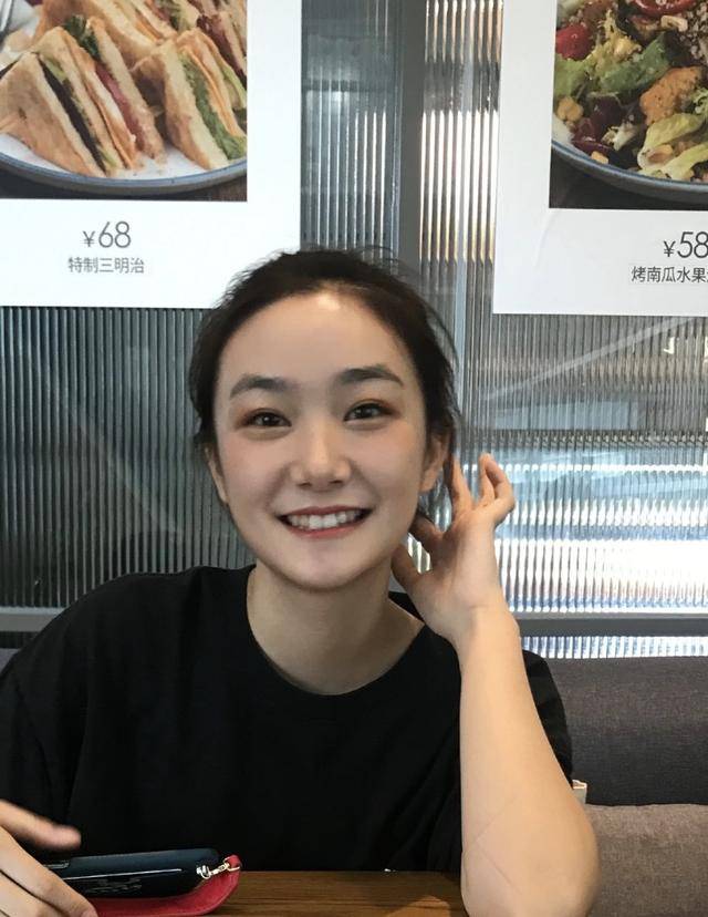 孙俪妹妹晒童年一寸照,满脸婴儿肥甜美可爱,颜值不输外甥女小花