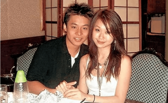 霍震霆偏爱霍启刚,陪伴儿子一家骑行,力保长子健康形象