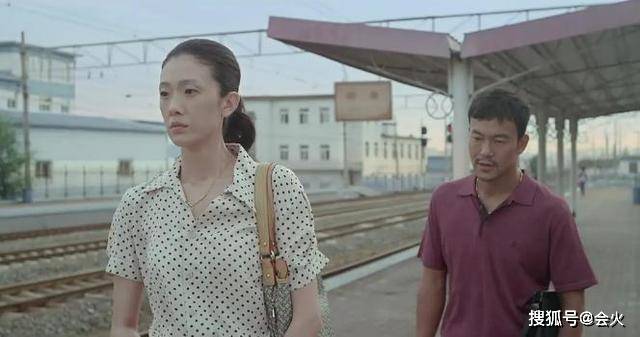 41岁“裴佩老师”罕露面,穿拖鞋都比潘阳高一大截,因身高难接戏