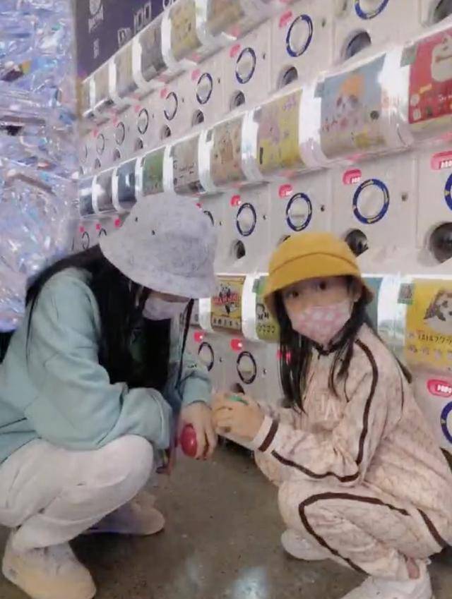 李小璐带女儿外出游玩,母女俩潮范儿十足,甜馨颜值越来越高