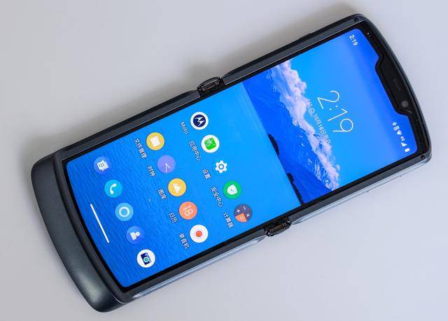 摩托罗拉razr 5G,折叠屏手机里完成度最高的作品
