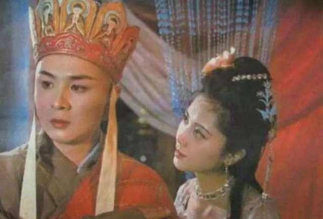 他是《西游记》的唐僧,因5块片酬而罢演,如今62岁穿袈裟在景区卖唱