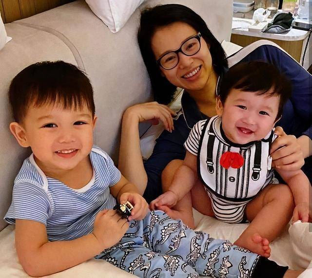 TVB视后胡杏儿晒晚装照片,大秀好身材,获圈内好友纷纷大赞