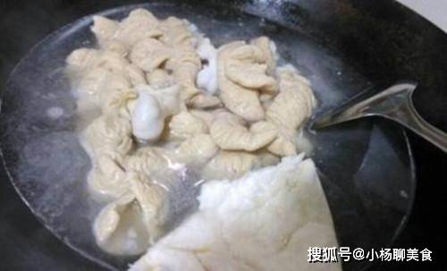 清洗猪大肠,加醋加碱都不对,大厨教你这一招,腥臭味全无