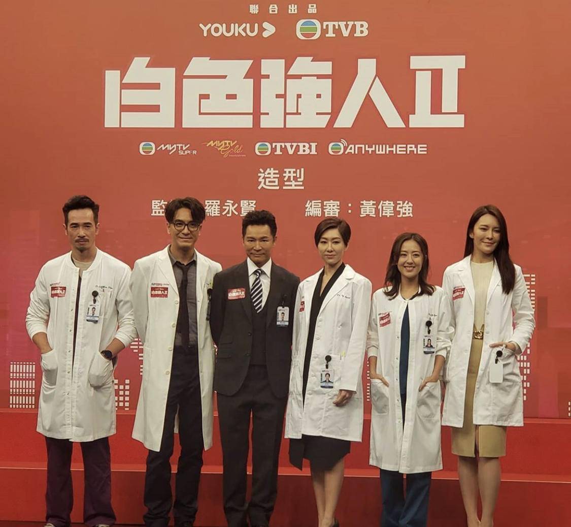 TVB钟嘉欣青涩学生照流出,网友大赞天然,产后复出被捧拿奖