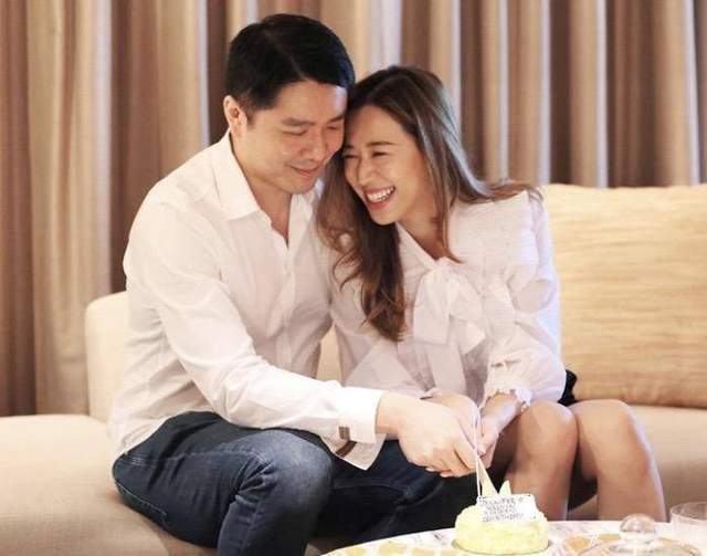 恭喜!32岁最上镜港姐签字结婚,与金融才俊男友恋爱不到一年