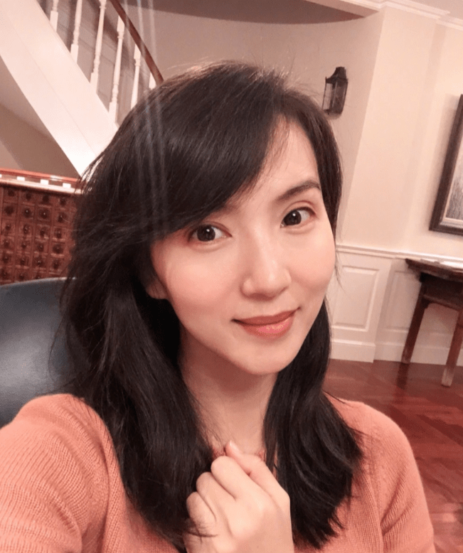陈好晒生日自拍,青丝丰满苹果肌丰满,对镜比心状态极佳