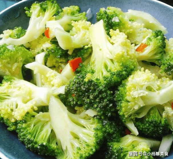 炒西兰花到底要不要焯水?多半人做错了,难怪西兰花一炒就发黑