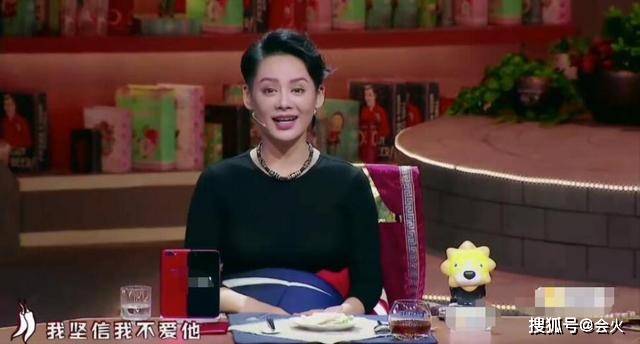 宁静晒温泉热舞,张含韵捂胸口慌忙躲镜头,穿衣和清纯形象反差大