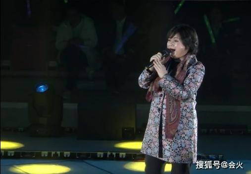 42岁李琼变油腻大妈,成名作《山路十八弯》唱破音,走红全靠爸