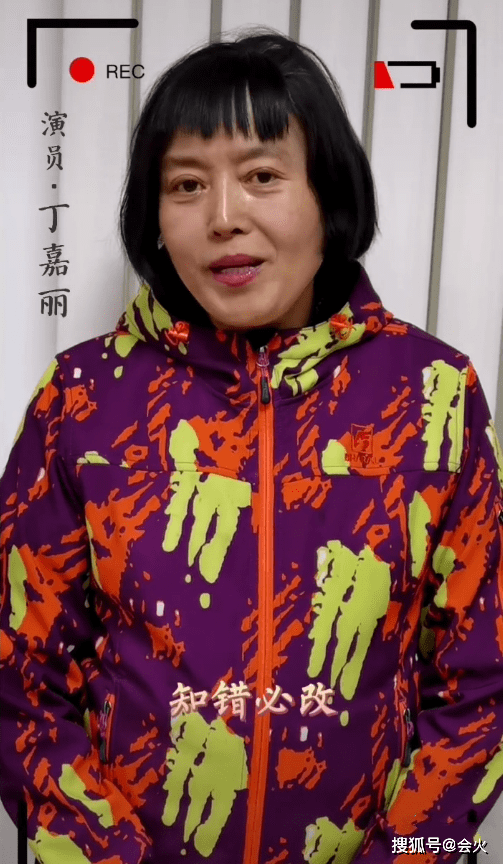 61岁丁嘉丽留狗啃刘海,眼底青黑嘴巴歪了,离婚两次养儿不养女