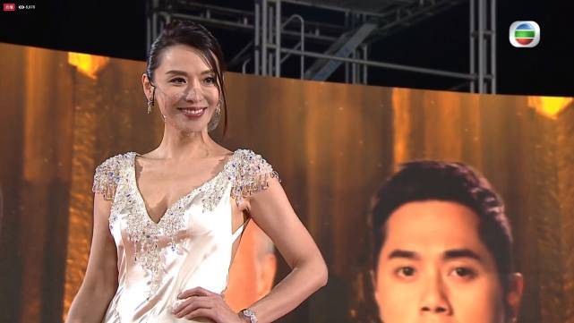 TVB颁奖礼花旦斗艳,汤洛雯发福显壮硕,还有女星胖得肚腩分层