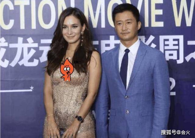 韩庚35岁老婆晒近照,穿开叉裙露到大腿根,叉腰动作暴露曲线