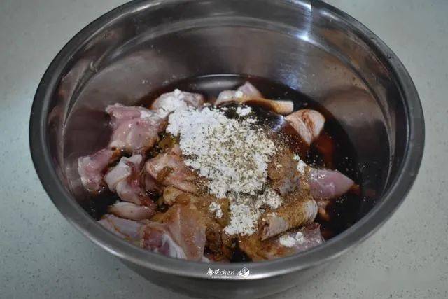 砂锅鸡煲不加一滴水直接焖,越焖越香肉汁浓郁满屋飘香,营养好吃
