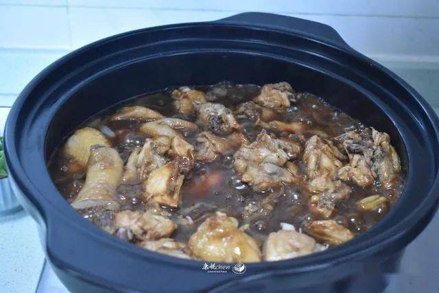 砂锅鸡煲不加一滴水直接焖,越焖越香肉汁浓郁满屋飘香,营养好吃