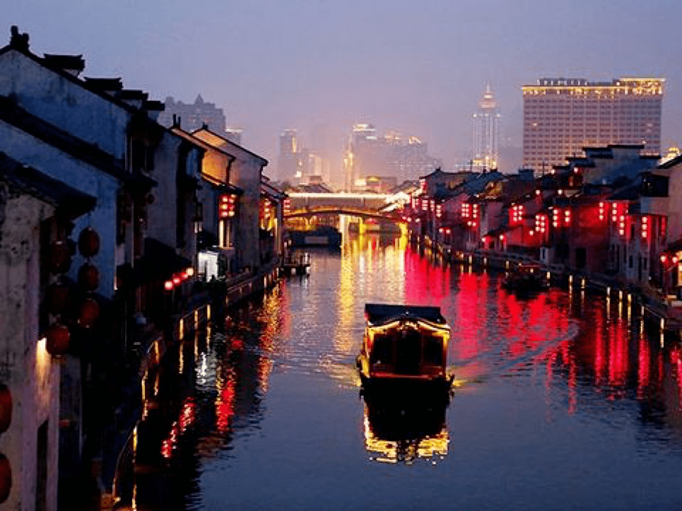 我被太湖明珠的夜晚刷屏,可以很中国,也能很魔幻