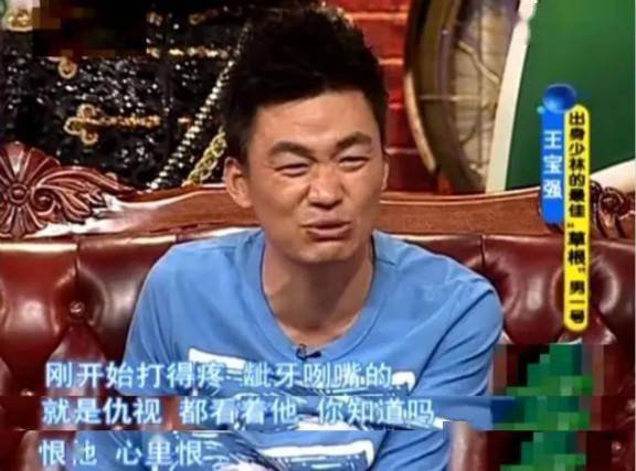 王宝强返少林寺与僧人合影,苍老消瘦令人心疼,坦言常被师父打