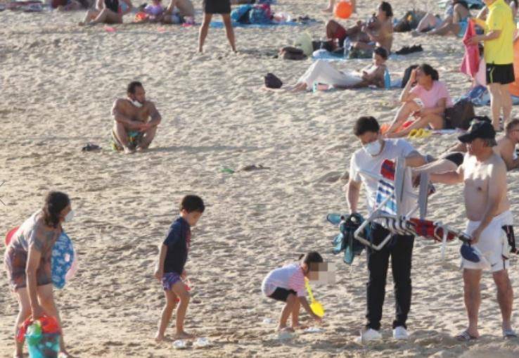 霍启刚带儿女出行,74岁霍正霆罕见现身,三代同堂太幸福
