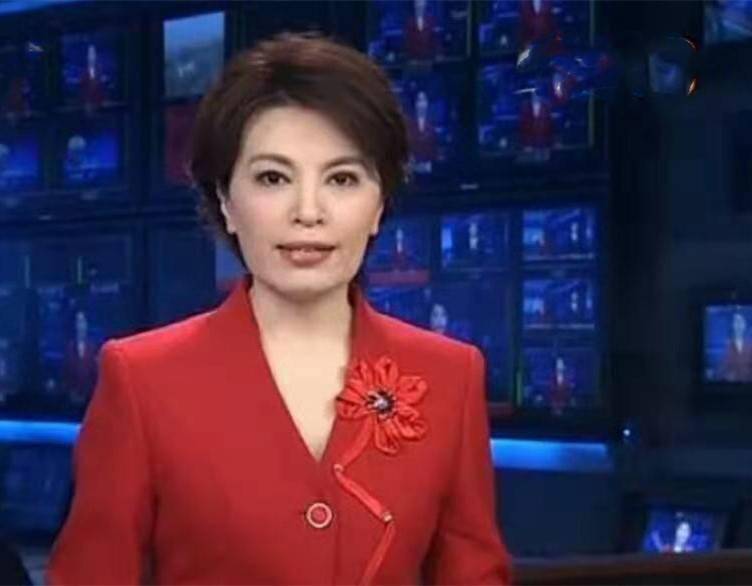 59岁央视主播李瑞英近照曝光,妆容精致不敢认,染金发太时髦