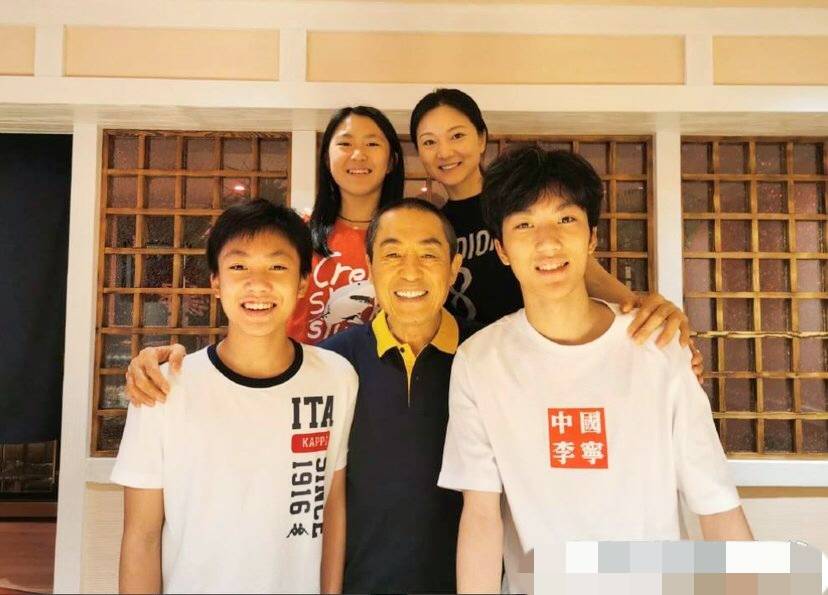 张艺谋为小56岁女儿低调庆生,皱纹明显,网友:看着像爷孙