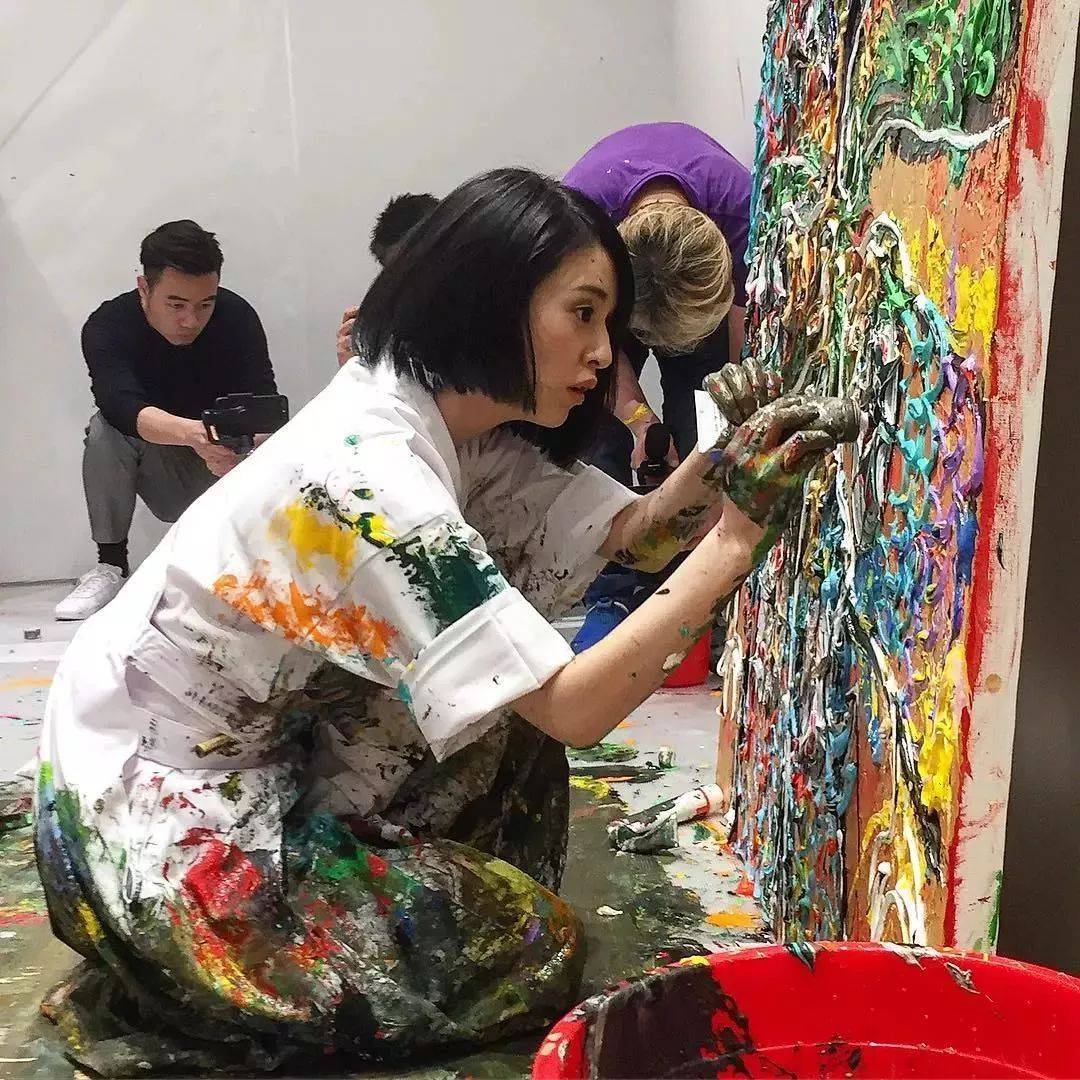 狂野少女”绘画堪比毕加索,8亿人看她作画,作品震惊整个国际画坛