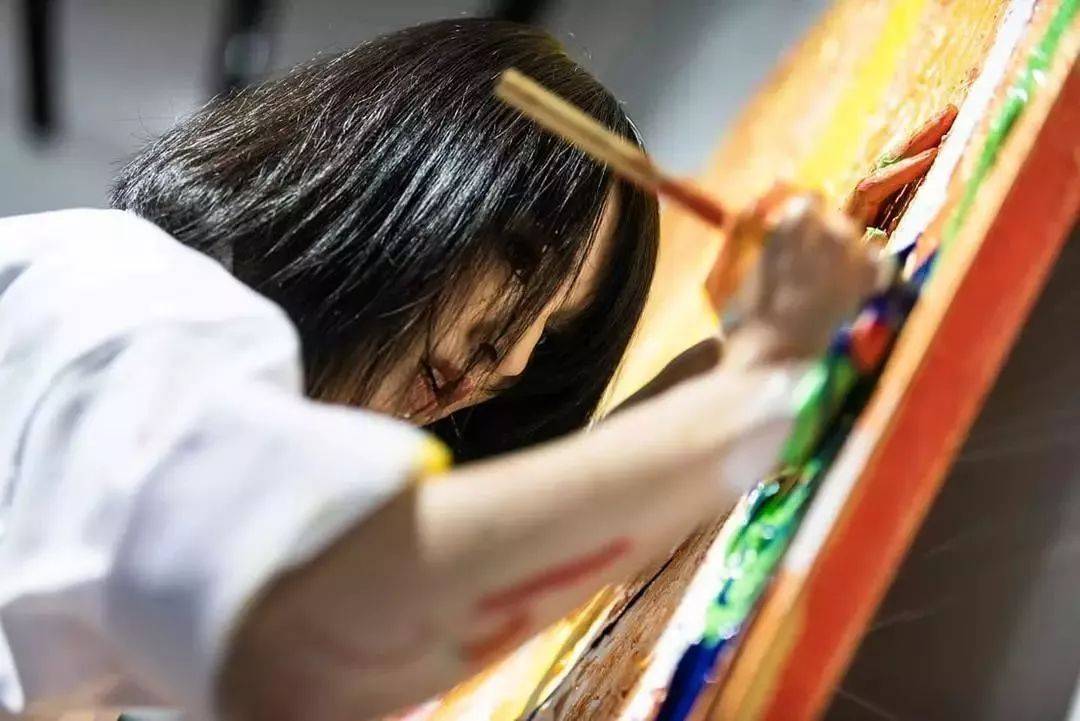 狂野少女”绘画堪比毕加索,8亿人看她作画,作品震惊整个国际画坛