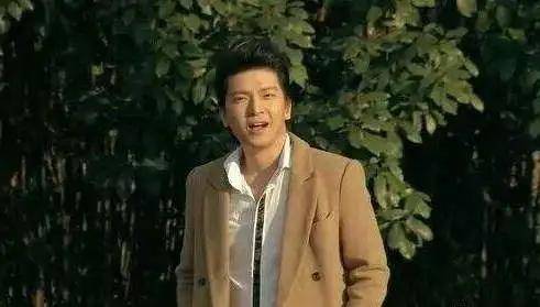 一个演员能给剧组省多少钱?潘粤明技能太多,成龙“十五项”全能